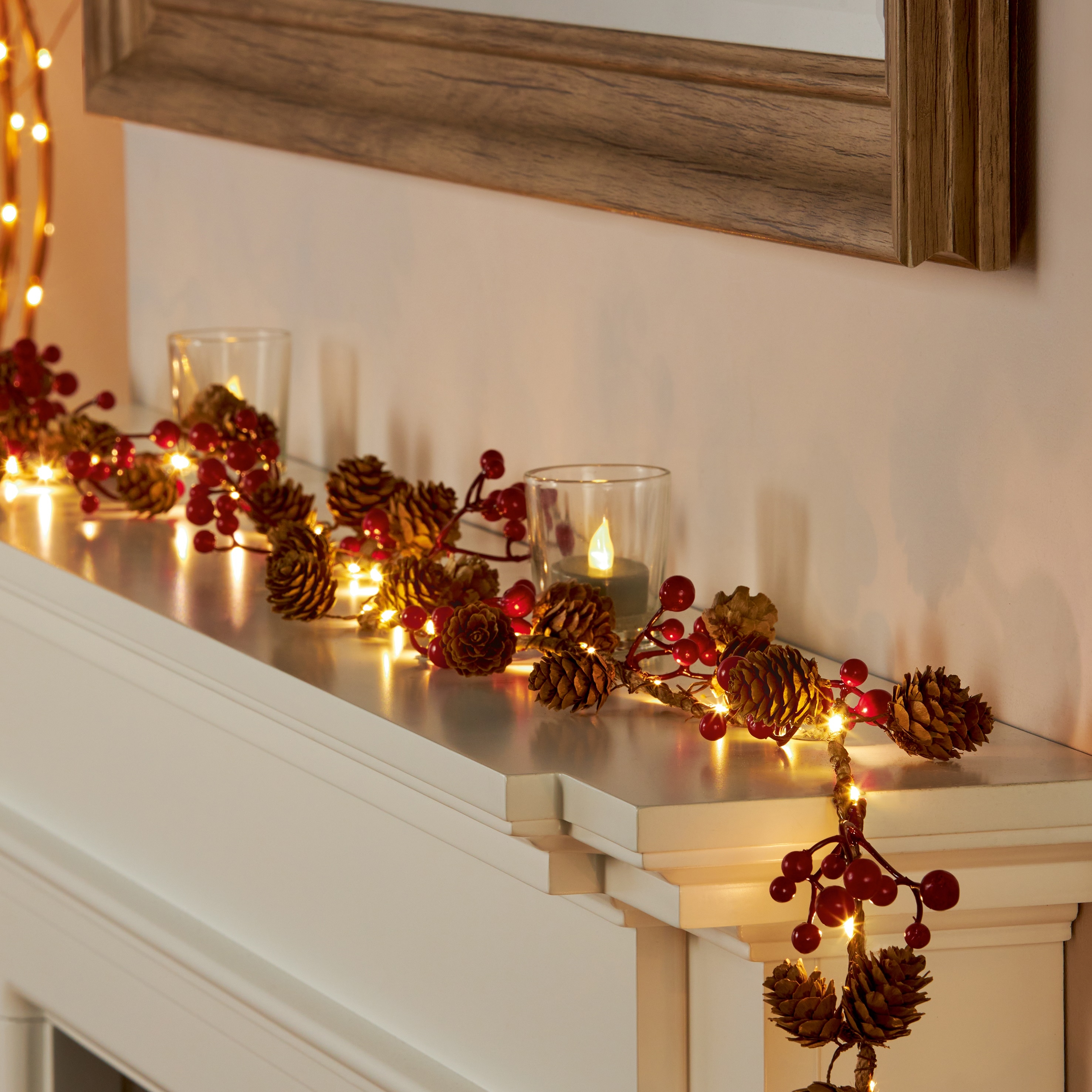 GARLAND,1.6m Red Berry & Pinecone 35 W/White LEDs B/op